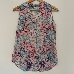 Size XS V-neck pink floral tank top